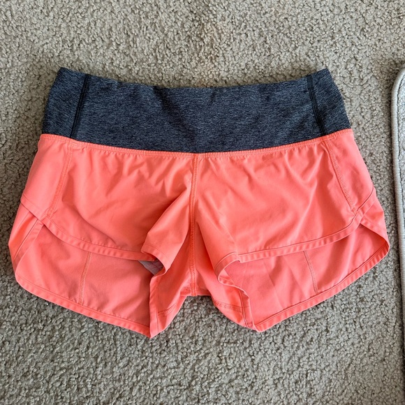 Size 4 2 1/2 inch Lulu Lemon shorts! - Picture 1 of 4